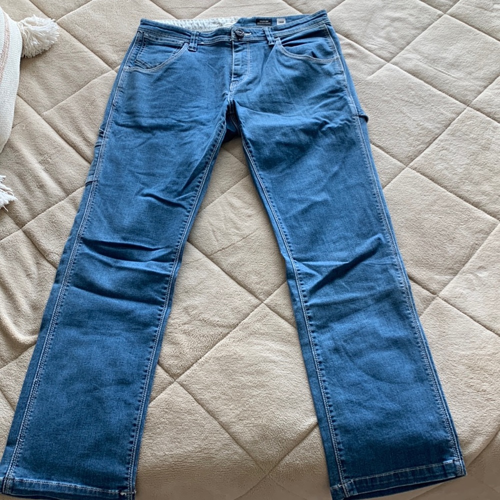 Volcom whaler jeans in size 32 light wash